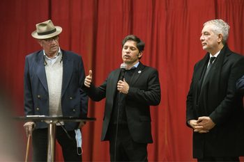 Axel Kicillof cerró su paso por los distritos de Juntos con la entrega de escrituras 