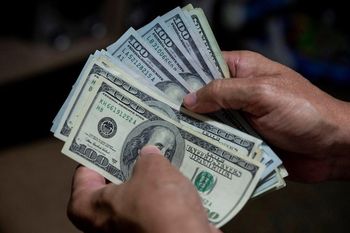 el dolar oficial sigue en $121,25 y el blue subio a $202