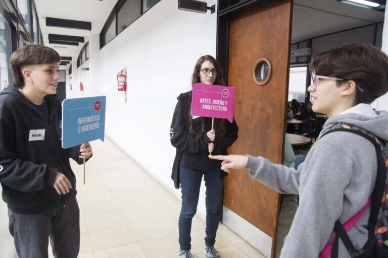 Experiencias: el programa de la UNLP que acerca estudiantes del secundario a las facultades