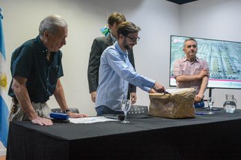Agustín Simone abrió los sobres de la licitación de las viviendas para Guernica.