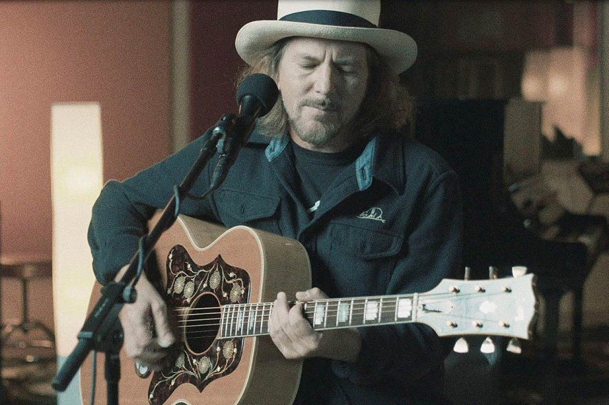 El cantante de Pearl Jam, Eddie Vedder, publicó dos canciones nuevas en formato solista: 