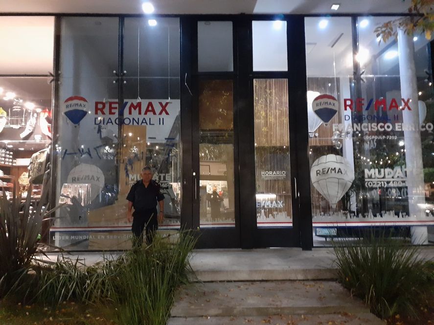 Uno de los locales de City Bell que se había colgado de la luz