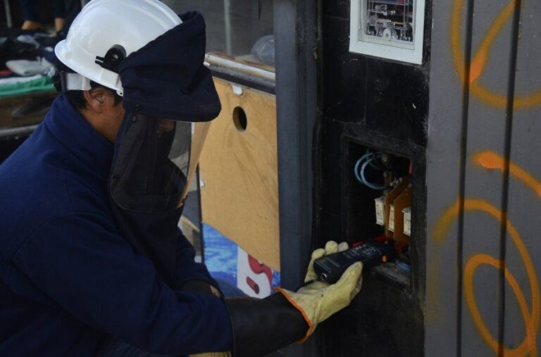 Tormenta: trabajan para restablecer la luz en La Plata