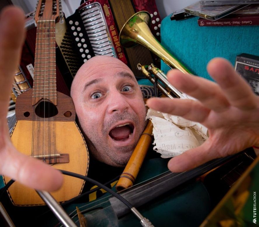 Edu Schmidt: A La Plata voy a hacer un show "solo set más mil amigos”, voy a ir con mi guitarra, charango, violín, trompeta, percusión y loopera, y a invitar a los mil músicos amigos que tengo desde hace años. 