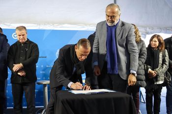 El titular de Vialidad Nacional, Gustavo Arrieta, firmó los contratos por obras