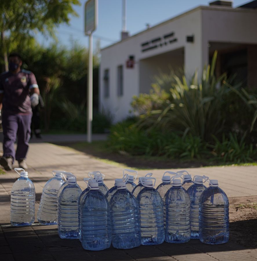 El agua envasada por ABSA para el consumo de los vecinos de Gonnet