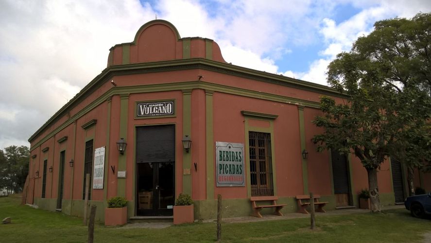 El Almacén Vulcano se destaca por ser el primer inmueble de mampostería construido en Gardey, el pueblo turístico cercano a Tandil