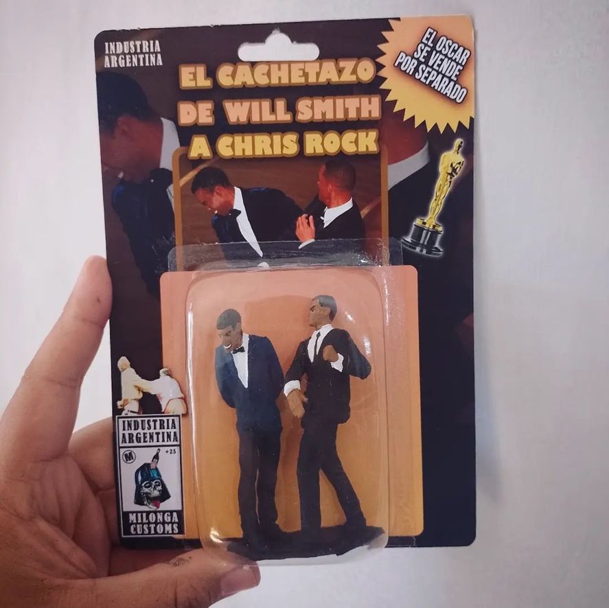 El blister conteniendo el muñeco de Will Smith cacheteando al de Chris Rock, una creación argentina rápidamente inspirada en la inédita situación geberada la noche del domingo en la entrega de los premios Oscar 