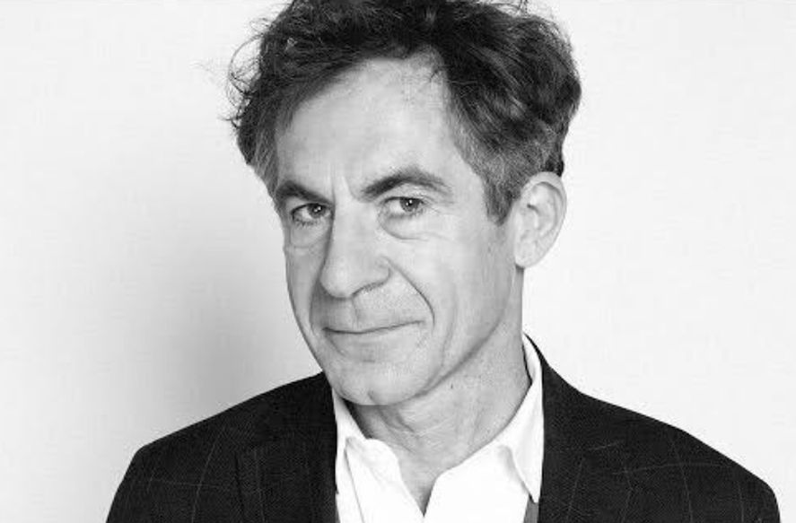 El científico francés Etienne Klein que presentó el nuevo descubrimiento de una estrella y en realidad era la foto de una feta de longaniza como si fuera un sol