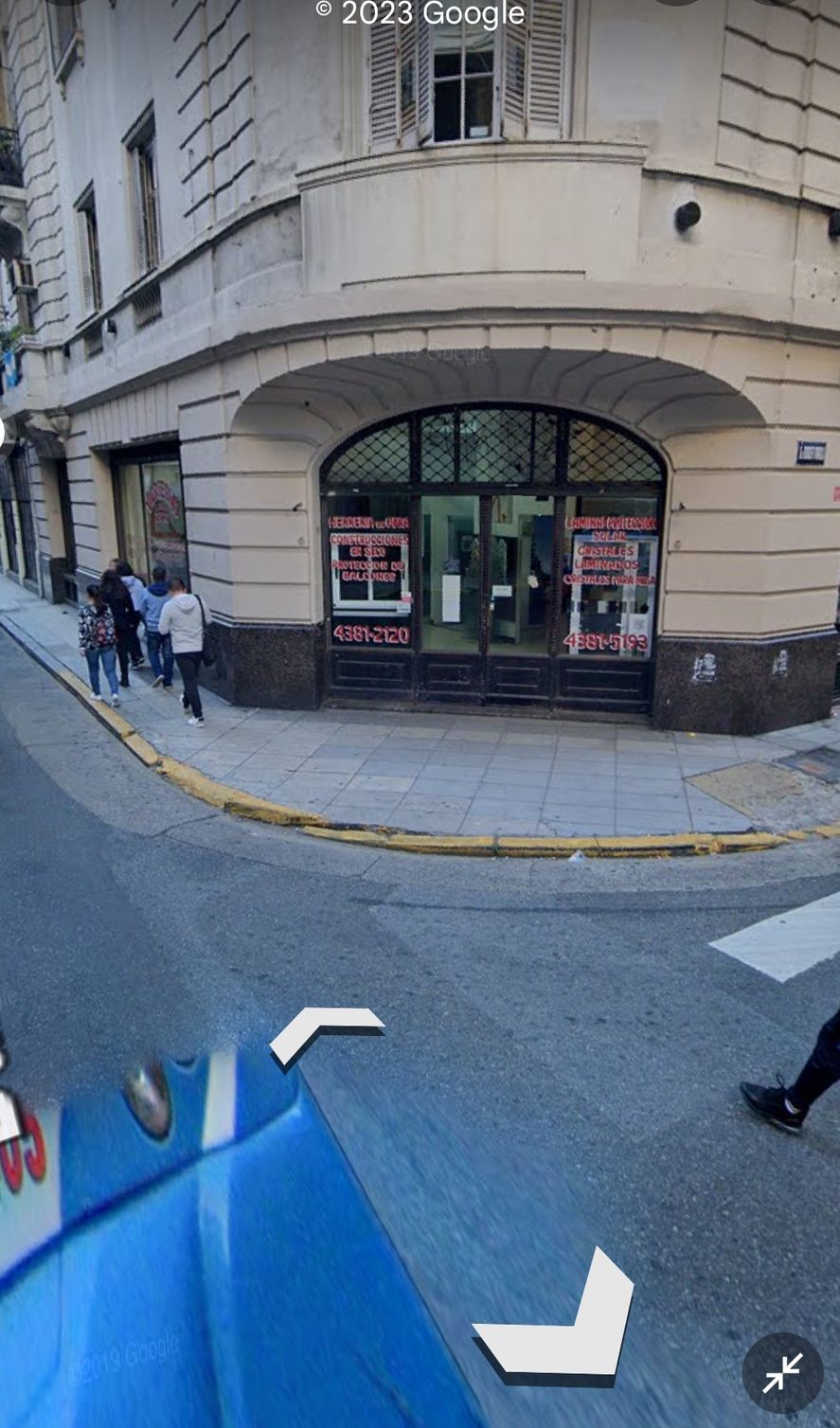 El frente del local de CABA que exhibe ese original cartel respondiendo las típicas preguntas de los transeúntes (imagen tomada de Google Street View) 