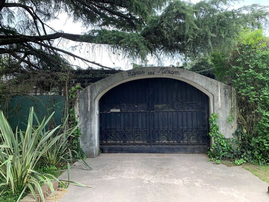 El Indio Solari, suele "salir disfrazado" a la calle, intentando tapar su cara con gorras, bufandas, anteojos o cualquier cosa que le permita camuflar su identidad.