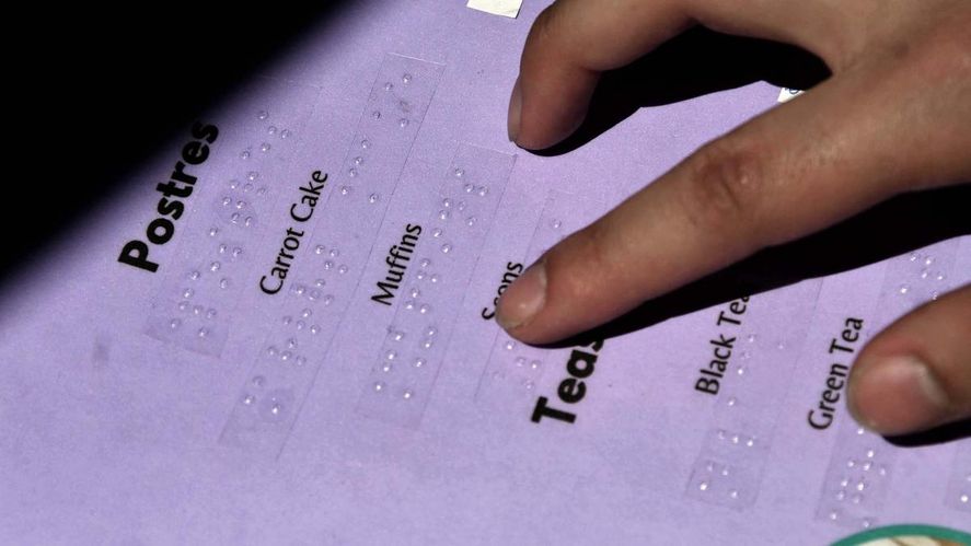 El menú en sistema braille creado por estudiantes de la Escuela Técnica Nº 7.