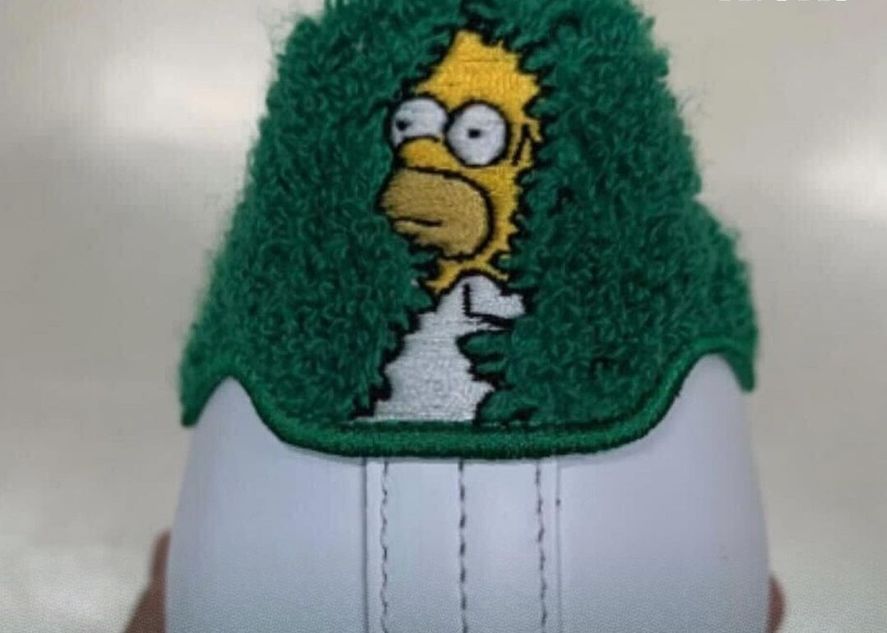 El modelo real de las zapatillas Adidas con el meme de Homero Simpson escondiéndose tras un arbusto, es muy discreto en cuanto a la imagen que ofrece 