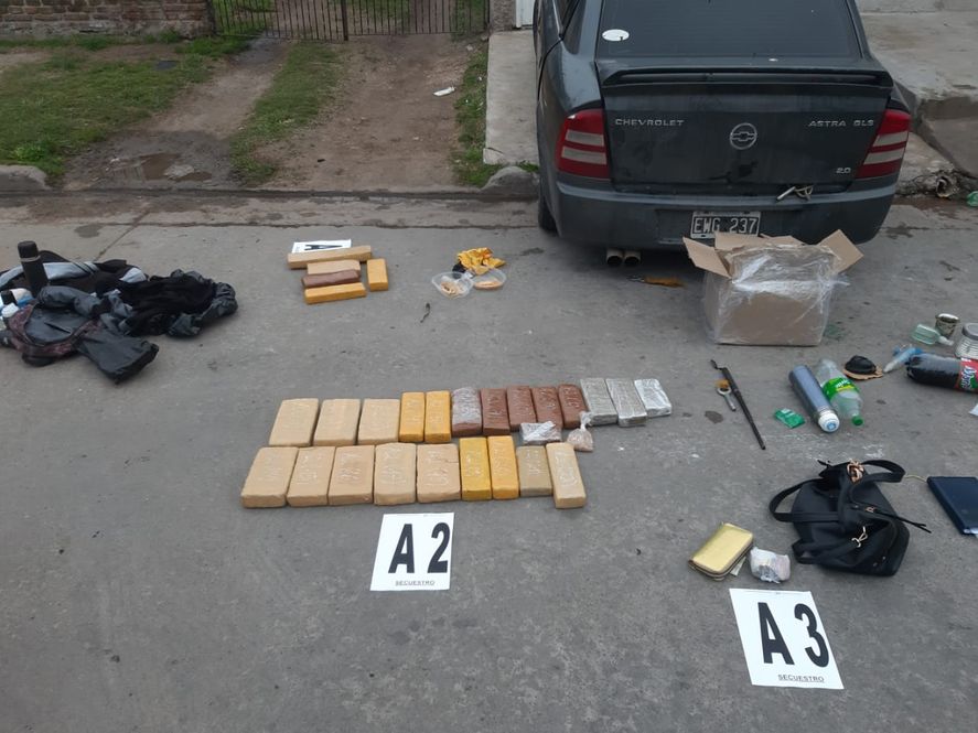 El momento de la requisa donde hallaron más de 25 kilos de marihuana en Olavarría