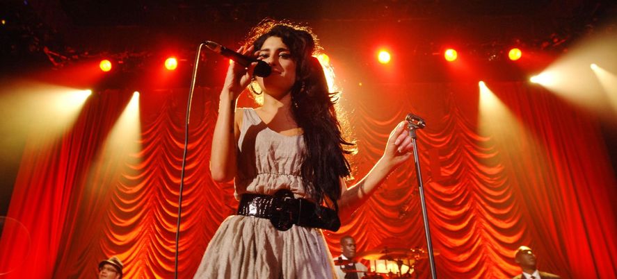 El nuevo documental fue realizado por Janis Winehouse-Collins, la madre de Amy Winehouse, e incluye imágenes inéditas y entrevistas con sus más cercanas amistades y familiares.