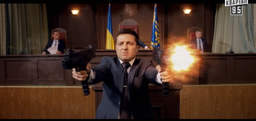 El presidente de Ucrania Volodimir Zelenski es actor y comediante. Una de sus imágenes ahora se viralizó a manera de fake News, como si fuera de la campaña que lo catapultó a la primera magistratura de su país 