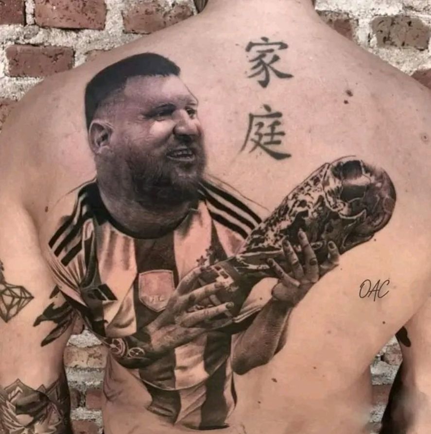 El tatuaje de Messi gordo en la espalda de un hincha argentino