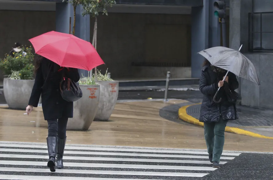 La alerta amarilla por fuertes tormentas, granizo y vientos rige en gran parte de la provincia de Buenos Aires.