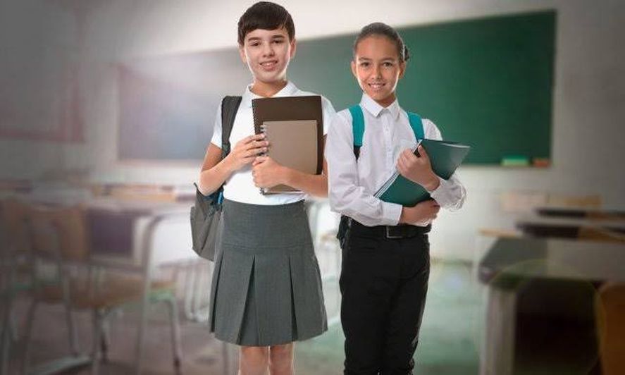 En cualquier escuela de la ciudad de México los alumnos y alumnas podrán por ley elegir su vestimenta, ya sea con pollera para niños o pantalon para niñas. 