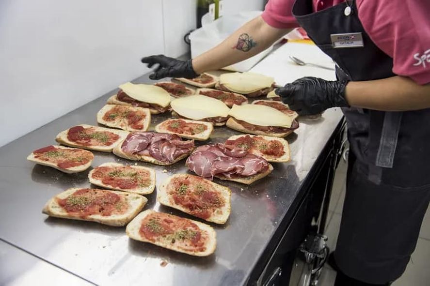 En esta parada sanguchera, las escapadas de fin de semana tienen gusto a berenjenas en conserva, bondiola, cantimpalo y más productos de excelentísima calidad.