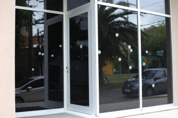 Dos encapuchados en moto dispararon más de 20 veces contra la fachada 