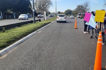La comunidad educativa de la escuela corta un tramo de Camino Centenario