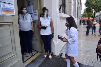 El pase sanitario se podría pedir en las escuelas