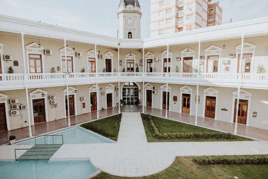 Este Palacio Municipal conserva algunas de las características más monumentales y eclécticas de las construcciones de la provincia de Buenos Aires