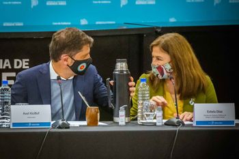 El gobernador Axel Kicillof y la ministra de Mujeres, Políticas de Géneros y Diversidad Sexual, Estela Díaz, suscribieron la mesa que atiende las situaciones de violencias de género