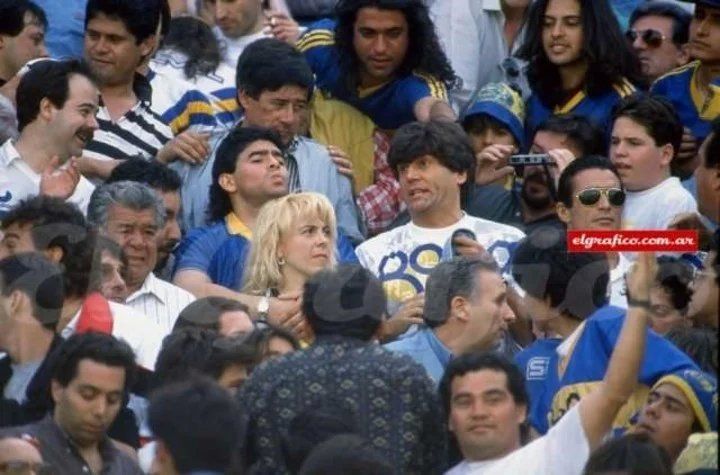 Carlín y Diego juntos en la Bombonera, en los ´90 Calvo era la persona más famosa de Argentina detrás de Maradona.