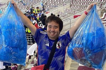 una sana (y valiosa) costumbre: mira como los hinchas japoneses limpiaron el diego maradona