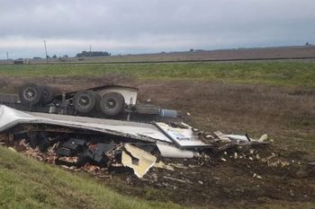 ruta 2: volco un camion que llevaba un cargamento de pescado
