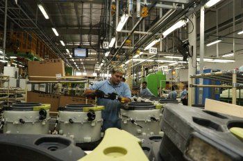 gremios industriales denuncian 40 mil despidos y 900 empresas cerradas en la era milei