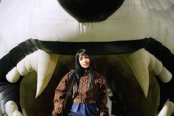La cantante de fama mundial María Becerra en la manga con forma de lobo del Estadio Carmelo Zerillo de Gimnasia y Esgrima La Plata 