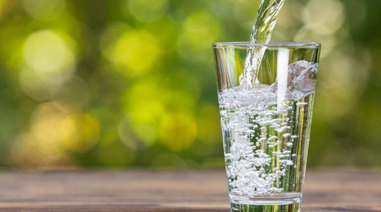 Por qué aconsejan tomar más agua de lo normal en diciembre