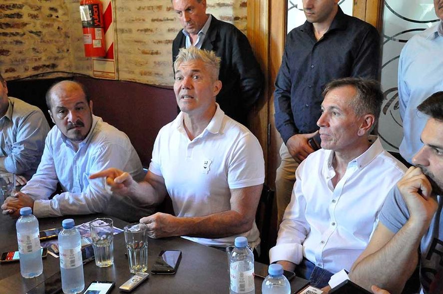 Fernando Burlando dio inicio a la campaña con una gira por ciudades de la séptima sección 