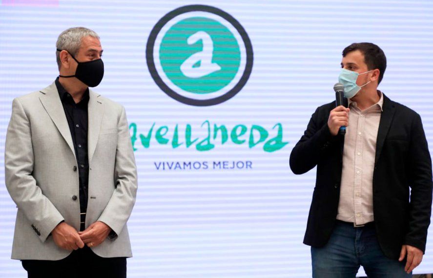 Jorge Ferraresi y Alejo Chornobroff, quien ocupará su lugar en el Municipio.