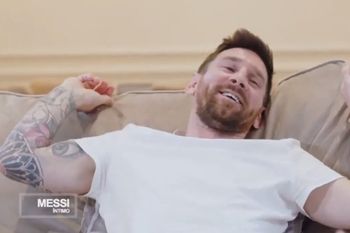 Desplomado: Messi y su reacción ante la emoción de un periodista.