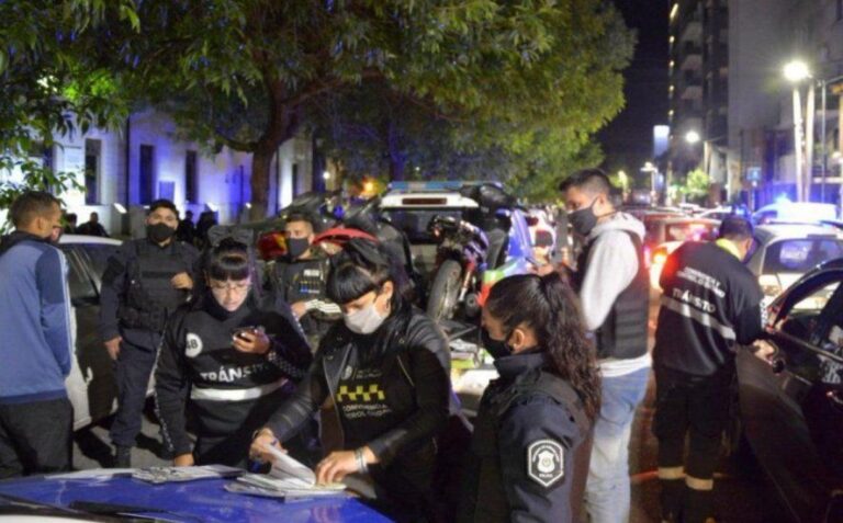 Desbaratan fiestas clandestinas en La Plata y Mar del Plata