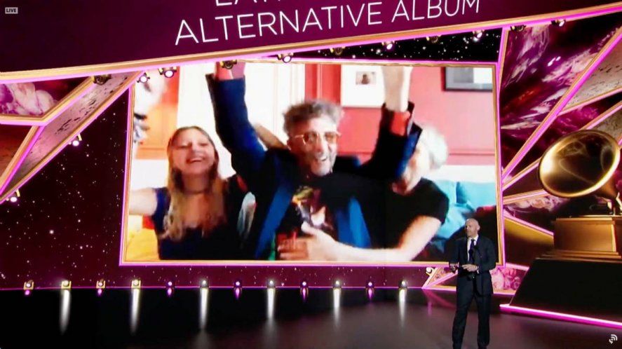 Momento en el que Fito Páez recibía el premio al Mejor Álbum Latino Rock o Alternativo en la edición 2021 de los Grammy 