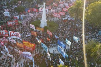 La izquierda marchó en contra de un nuevo acuerdo con el FMI