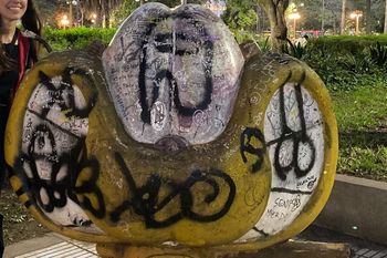 el caricaturista nik uso ejercito de trolls por la estatua de gaturro