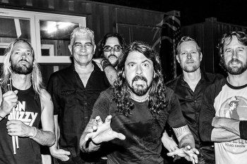 “Waiting On A War” es el nuevo sencillo del próximo álbum de Foo Fighters, Medicine at Midnight, que sale el 5 de febrero.