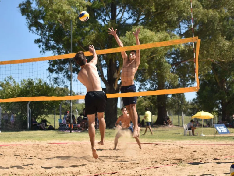 Canotaje, natación y Beach vóley en Ensenada: todas las propuestas gratuitas para sumarse en enero