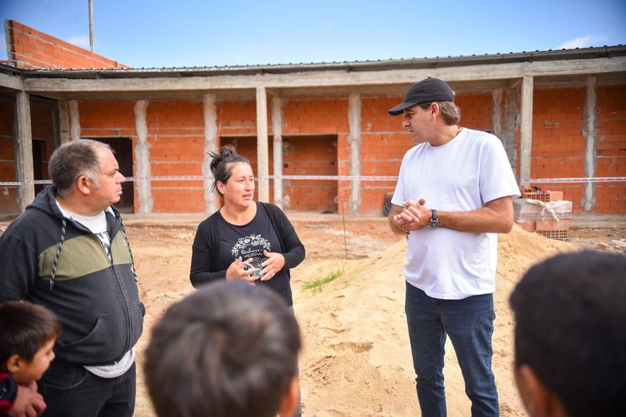 El intendente de La Plata Julio Garro, supervisando las obras