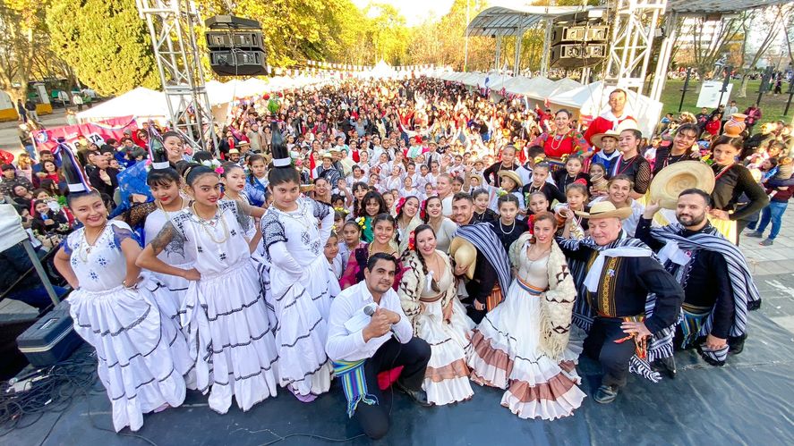 Imagen desde el escenario con artistas y público presente para celebrar Paraguay Imagen desde el escenario con artistas y público presente para celebrar Paraguay