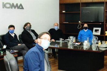 Gastón Quintans (abajo, izq) detalló las diferencias entre IOMA y la AMP en una nueva reunión que mantuvieron