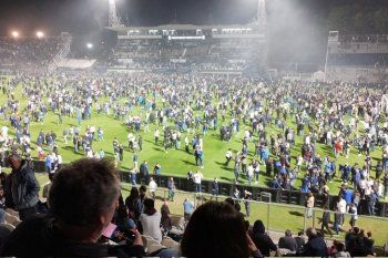Hinchas de Gimnasia invadieron el campo de juego para salvarse