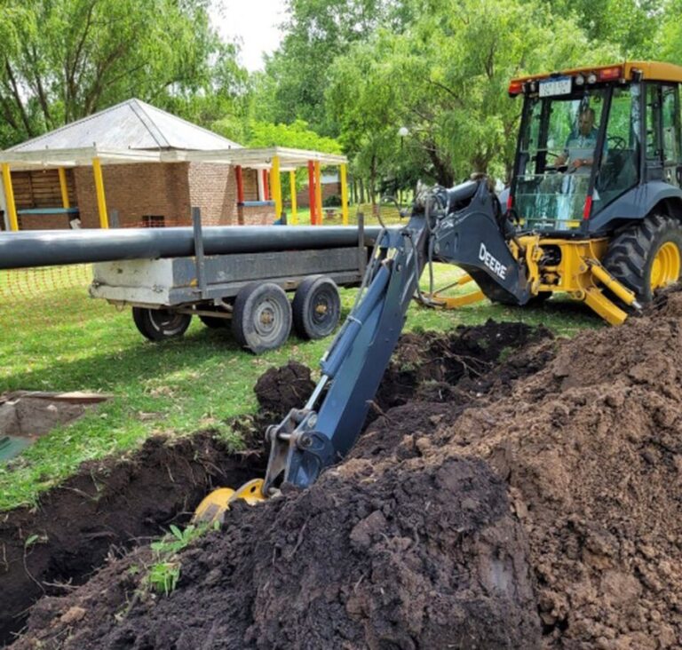 Se inició la obra para reforzar la red de agua potable en General Alvear