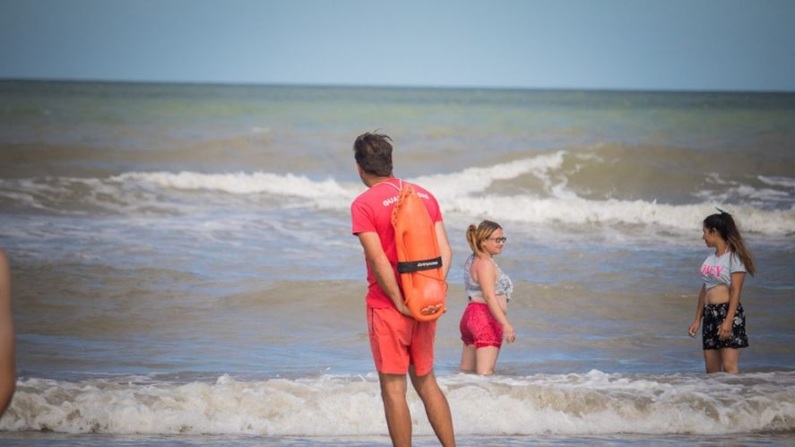 Si en estas vacaciones de verano vas a la playa, es importante que conozcas el significado de las banderas que colocan los guardavidas y para qué sirven.